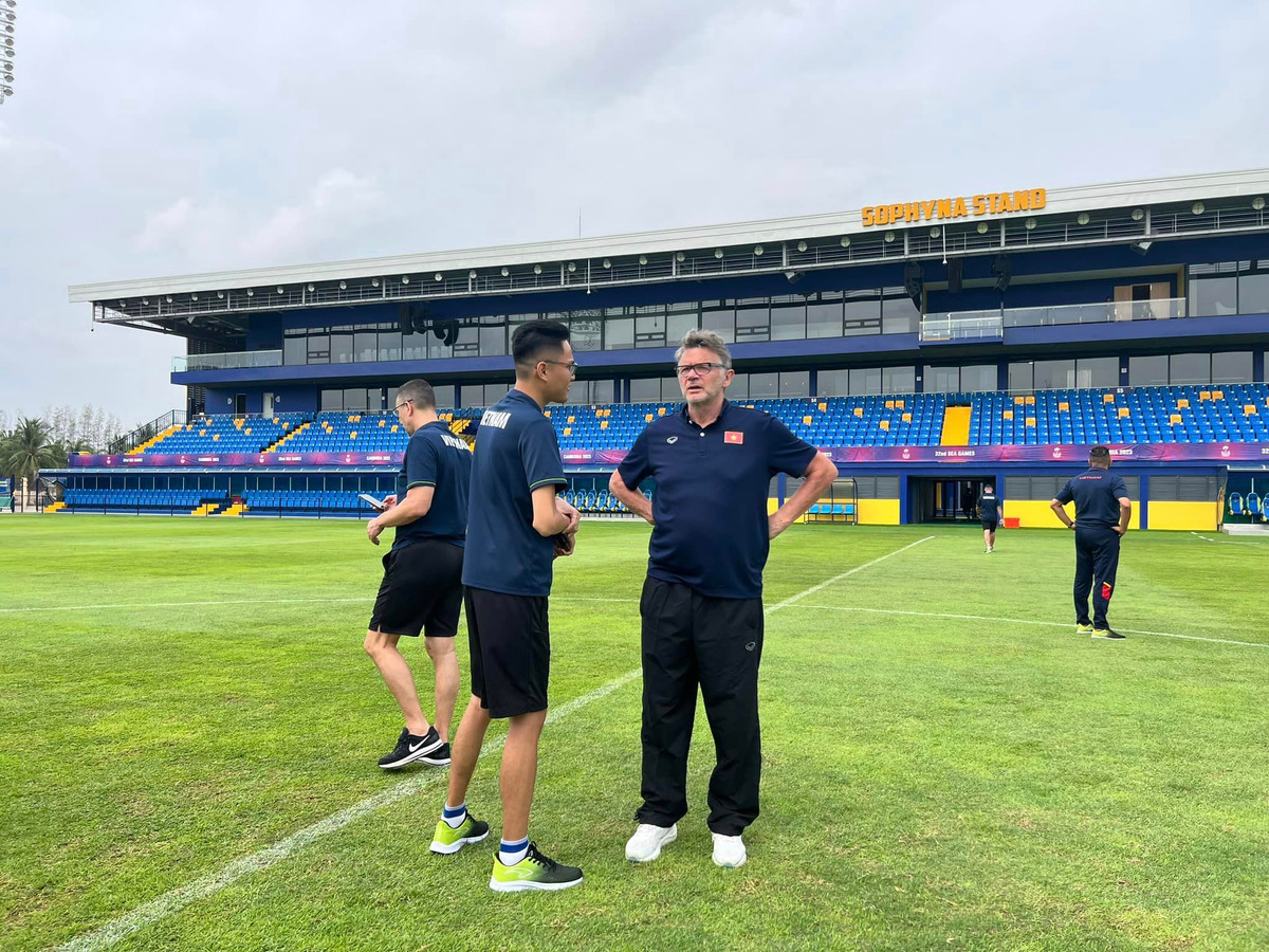 HLV Troussier và các thành viên BHL U22 Việt Nam đã kiểm tra rất kĩ mặt cỏ sân Prince để đưa ra đấu pháp.