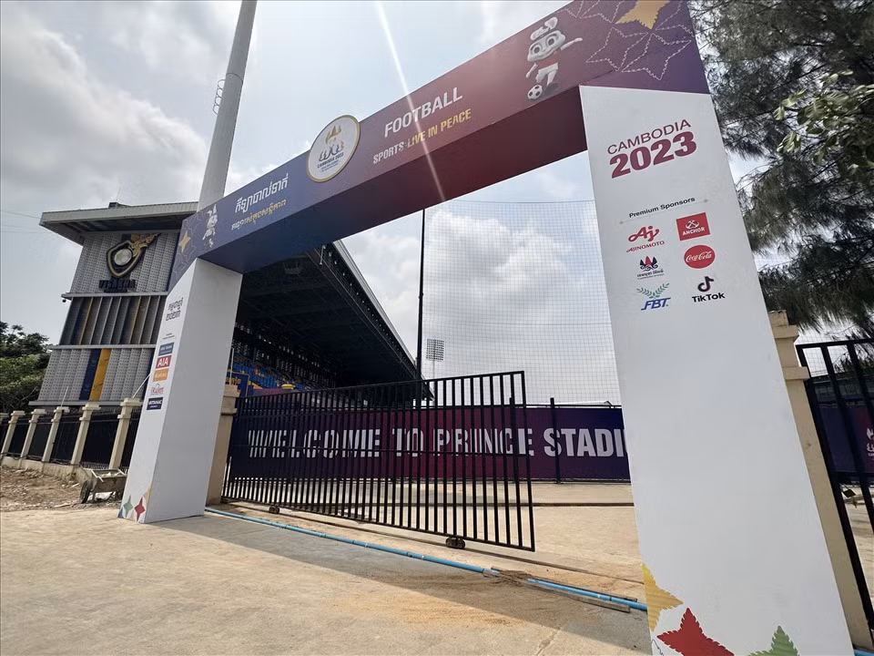 SVĐ Prince, hay được giới mộ điệu bóng đá Campuchia gọi bằng cái tên Visakha, là địa điểm chuyên tổ chức các trận đấu bóng đá
