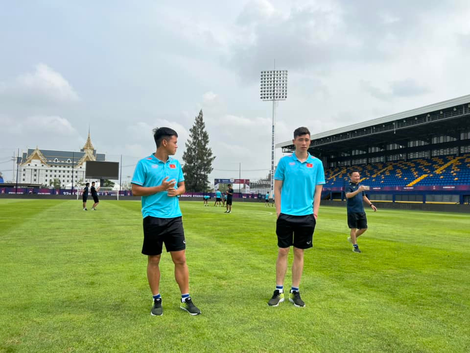 Các cầu thủ U22 Việt Nam có mặt trên SVĐ Prince trước thời điểm chính thức "đạp cỏ" sân đấu này.