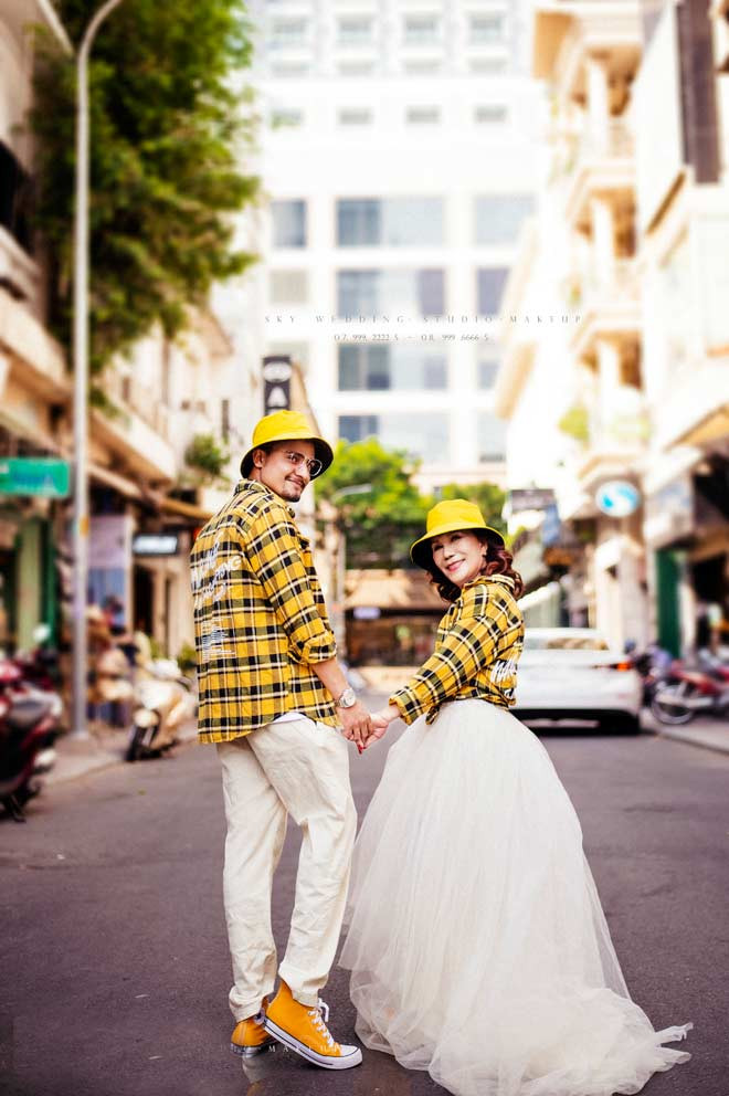 Trước đó, bộ ảnh cưới của cô dâu 65 tuổi và chồng ngoại quốc thu hút sự chú ý của dân tình.