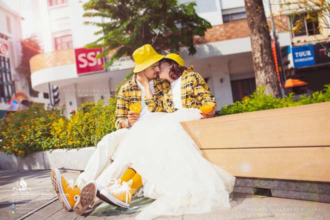 Nhiều dân mạng để lại lời chúc phúc cho cặp đôi đũa lệch này.