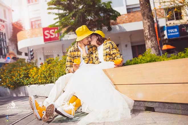 Nhiều dân mạng để lại lời chúc phúc cho cặp đôi đũa lệch này.