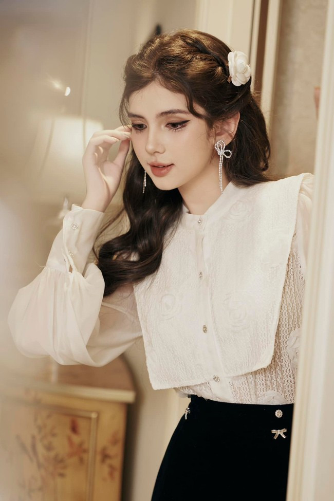 Nàng "hot girl lai" được biết đến lần đầu tiên nhờ loạt ảnh khoe dáng trong chiếc váy ôm sát thân hình. Sau đó, cô nổi đình đám trên mạng xã hội TikTok với những clip nhảy nhót "bắt trend" hoặc video quay lại những khoảnh khắc đời thường.