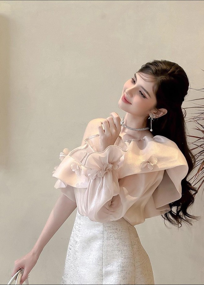 Tuy nhiên, Xuân Mai quyết định tạm dừng việc học để tìm kiếm những trải nghiệm mới. Cô chuyển sang làm mẫu ảnh, KOL chuyên chia sẻ kiến thức, kinh nghiệm về thời trang, mỹ phẩm.