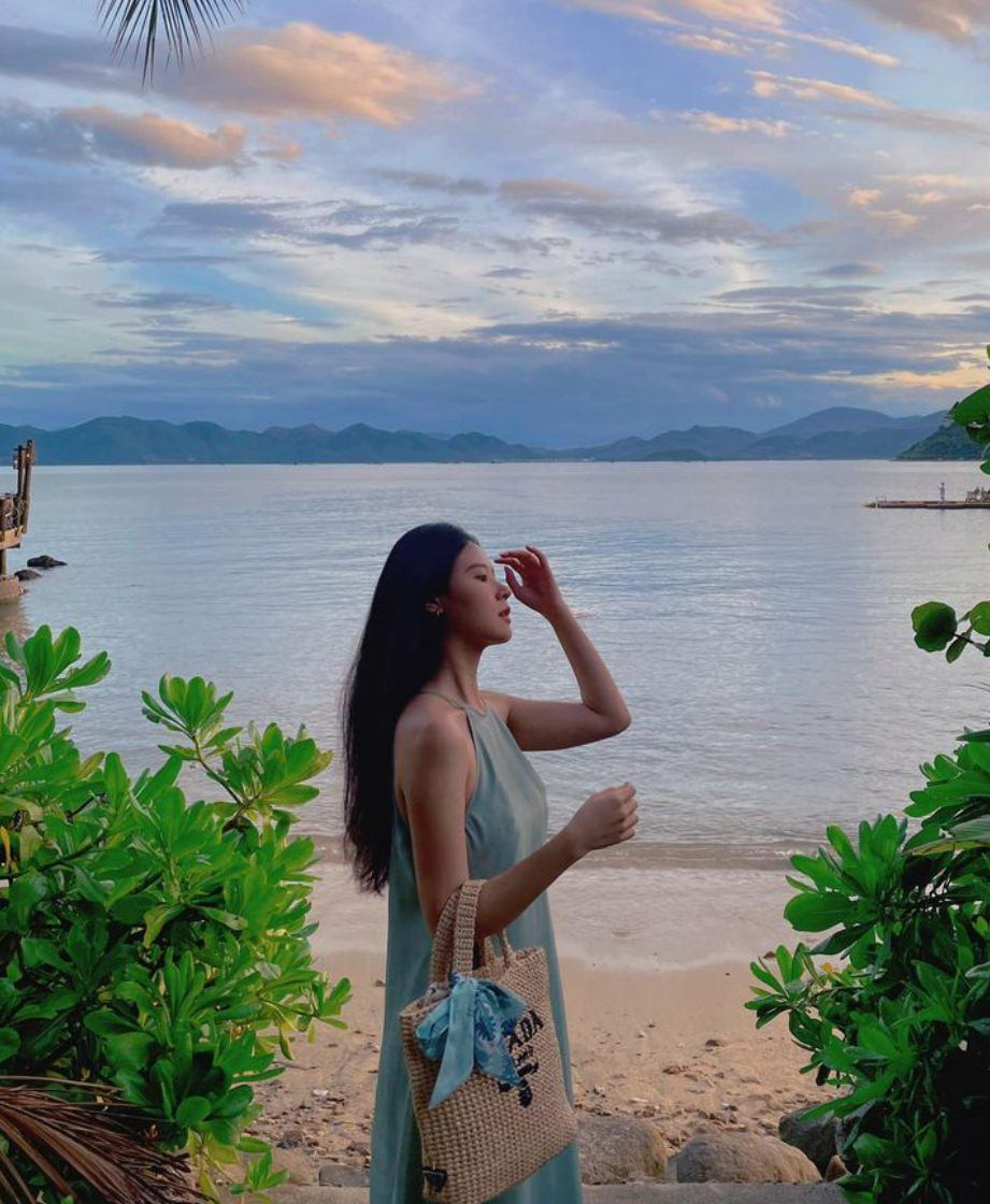 Người đẹp rất chuộng những kiểu váy áo trơn đơn sắc nhưng luôn mang đến nét đẹp gợi cảm.