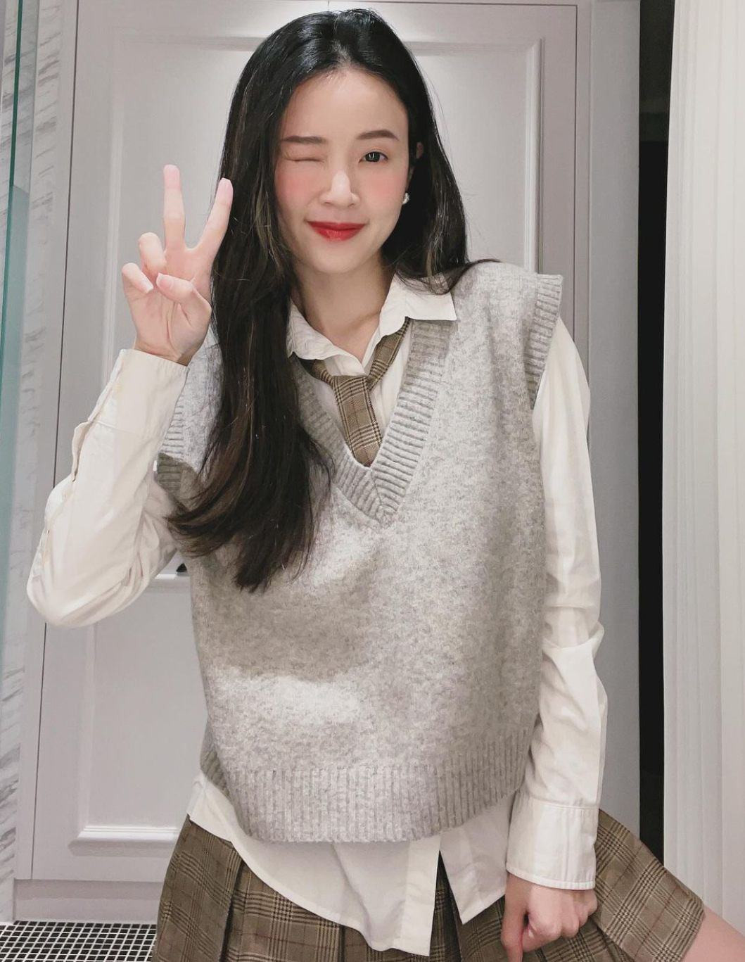 Vừa qua, Midu tiếp tục khiến fan ngưỡng mộ khi chia sẻ thông tin vừa tốt nghiệp Á khoa Thạc sĩ chuyên ngành mỹ thuật ứng dụng. Cô hào hứng cho hay đây là thành quả sau 2 năm “dùi mài kinh sử”.