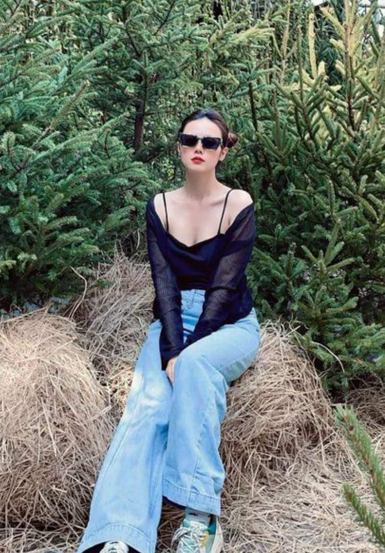 Xuất phát điểm từ một sinh viên ngành thiết kế thời trang nên hiển nhiên Midu có gu ăn mặc rất tốt, không cần quá rườm rà mà vẫn đẹp và nổi bật khi xuất hiện.