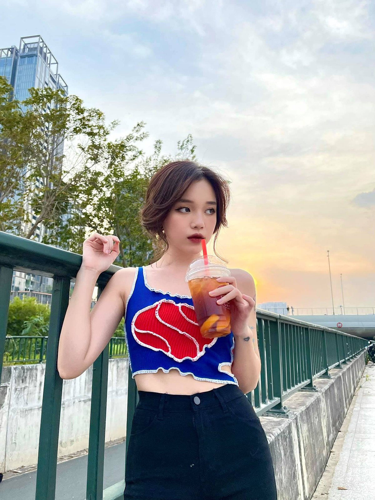 Cách đây không lâu, Linh Ngọc Đàm bị đặt nghi vấn làm "độ" vòng 1, ngay sau đó, nữ streamer đã phải lên tiếng thanh minh trên story.