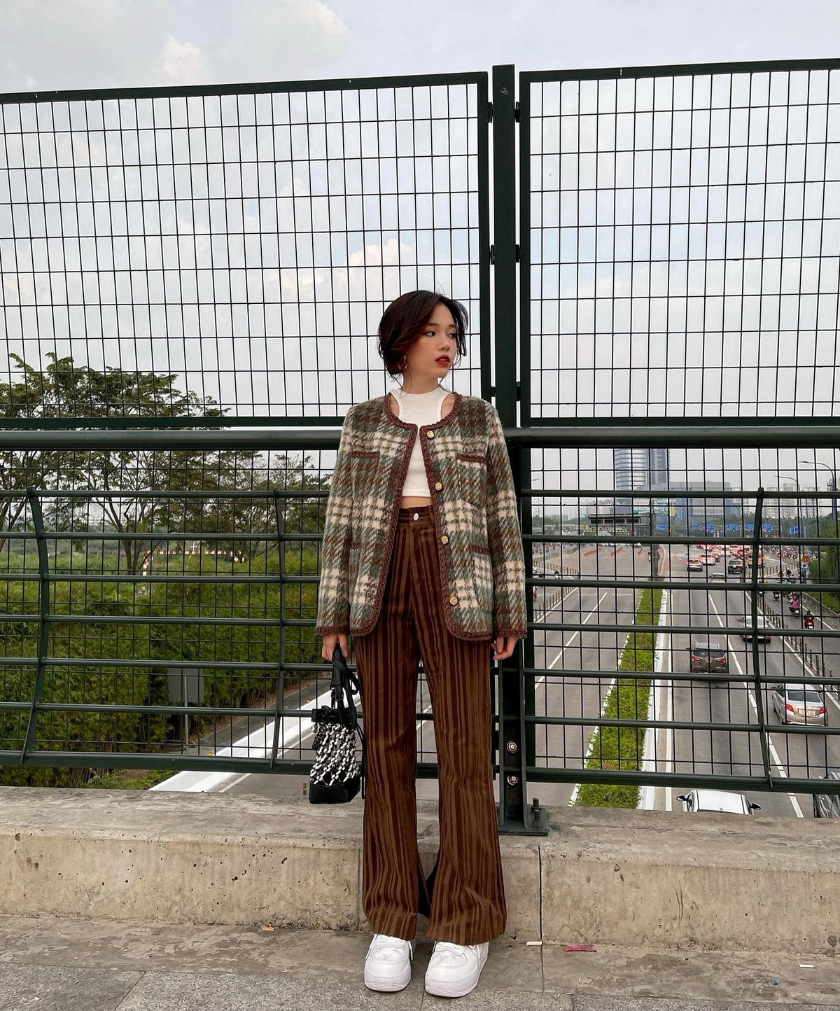 Cụ thể, Linh Ngọc Đàm có viết: "Nay mặc áo bó tí, mấy bạn dô hỏi nâng ngực à, chưa có nâng mấy má!".