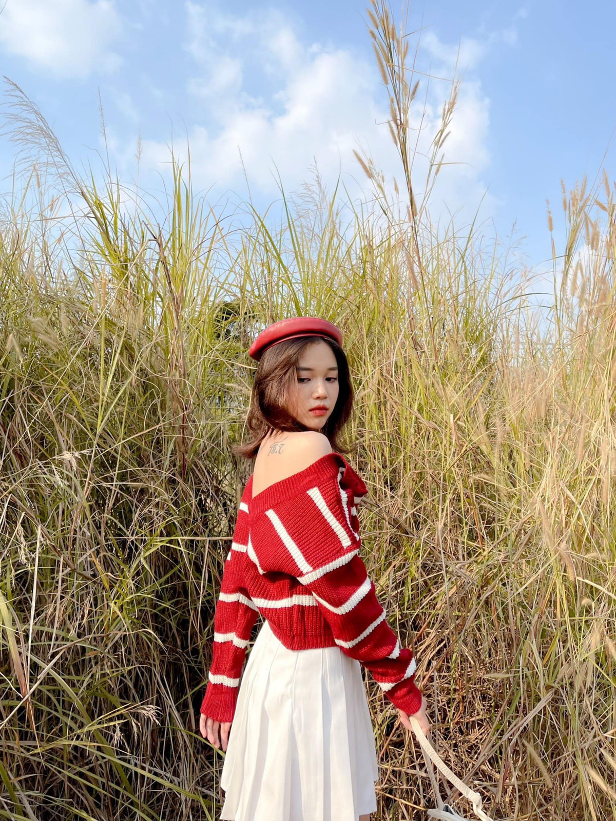 Cụ thể, trên trang cá nhân của mình, Linh Ngọc Đàm chia sẻ: "Hoho. Linh cảm ơn nhớ! Xấu đẹp tuỳ sở thích mỗi người. Quan trọng là mình thích thế là được phải không các bạn iu. Nào chán đi bệnh viện gỡ. Dám chơi thì ráng chịu".