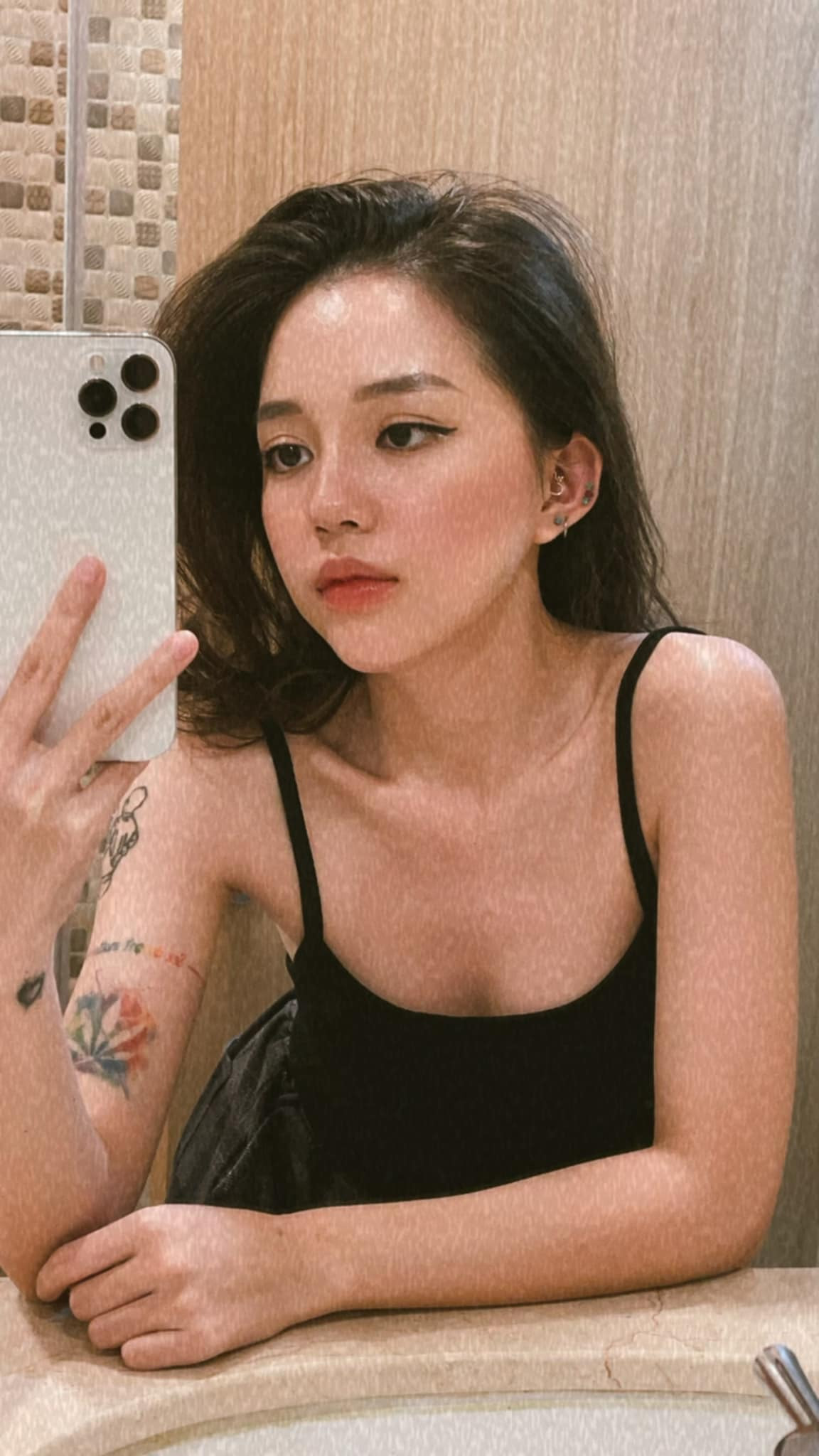 Cụ thể, trên Q&amp;A Instagram, khi được netizen "bắt bài" sửa mũi và khen xinh, Linh Ngọc Đàm đã trả lời khá thẳng thắn.