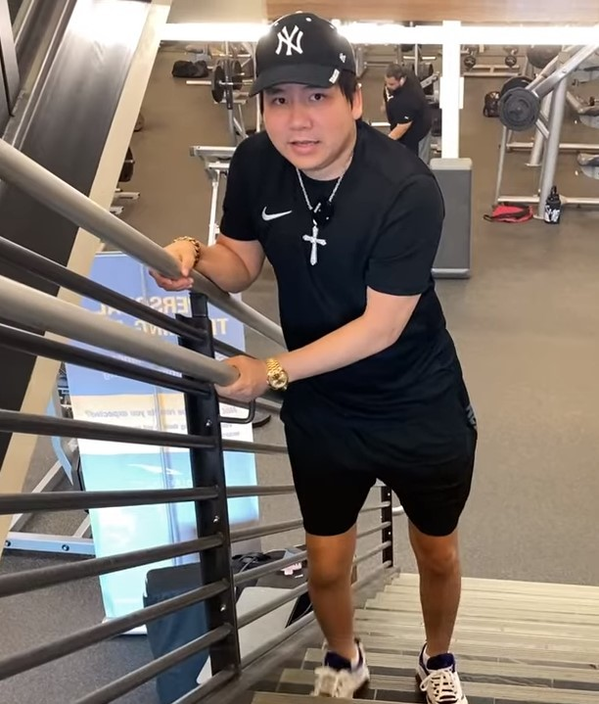 Không những thay đổi về chiều cao, có thể Khoa Pug còn tăng cân khá rõ rệt, ngoại hình của anh chàng khác xa so với trước đây. Nguyên nhân cho điều này có thể là vì nam YouTube phải trải qua một thời gian dài nằm trên giường bệnh để có thể điều trị phục hồi, không có nhiều thời gian để vận động, tập thể dục.