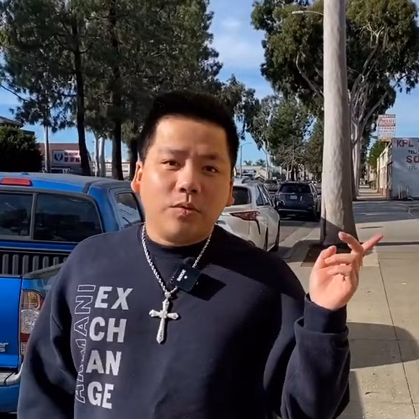 Mới đây nhất, sau gần một năm kéo dài chân, Khoa Pug đã xuất hiện lại trên kênh YouTube của mình. Nhiều người bất ngờ trước diện mạo hiện tại của anh chàng với chiều cao được nâng lên khá đáng kể, gần 1m8, Khoa Pug cũng đã có thể đi lại một cách bình thường.