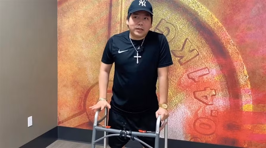 Dáng đi của Khoa Pug cũng khiến mọi người quan tâm, mặc dù đôi chân vẫn hơi khập khiễng khi đi lại.