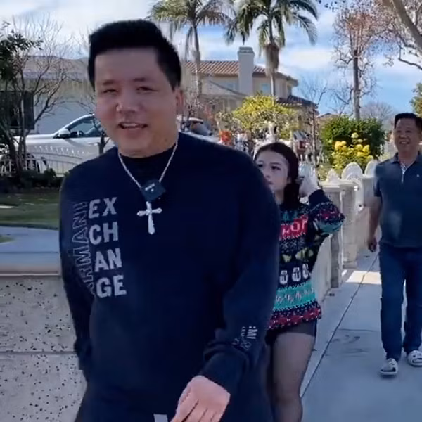 Xem những hình ảnh mới nhất của anh chàng, nhiều người nhận ra sau một năm thực hiện kéo chân, ngoại hình Khoa Pug có những thay đổi rõ rệt.