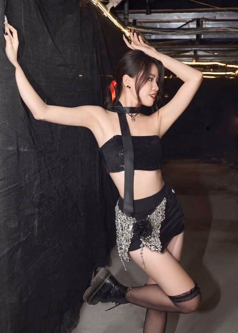 Trong các chuyến du lịch hay trình diễn, Pháo lăng xê mẫu đầm ngắn hoặc corset, chân váy đa dạng chi tiết theo mốt Y2K.