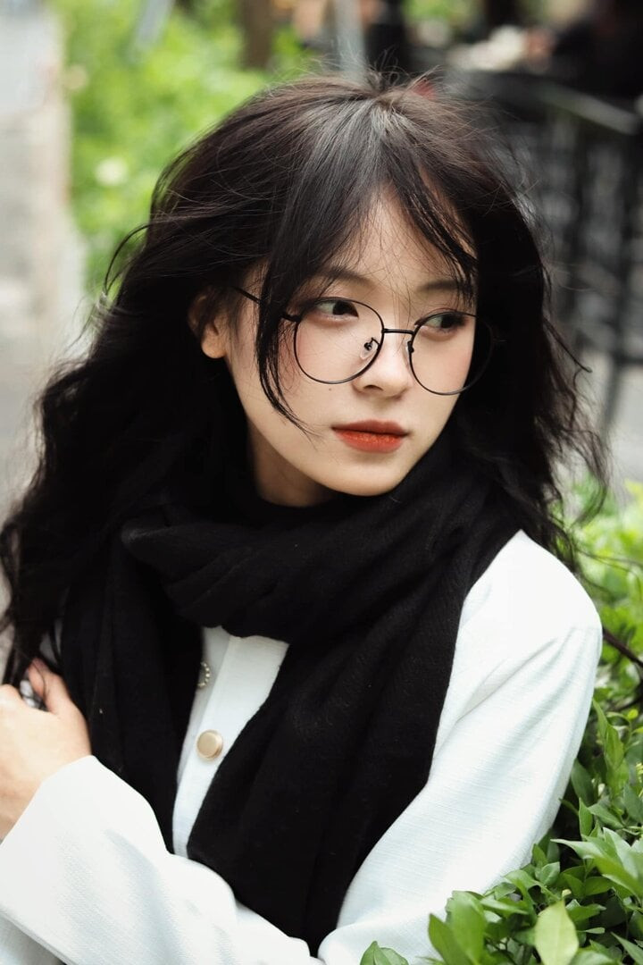 Ngoài làm mẫu ảnh và diễn viên tự do, Hoàng Nguyệt còn có đam mê lớn với bộ môn vẽ. Ngày bé gia đình không có điều kiện kinh tế nên em chỉ có thể vẽ lên tường hay trong sách vở. Cũng chính từ đó, nhiều người sớm nhận ra năng khiếu nghệ thuật từ cô nàng.