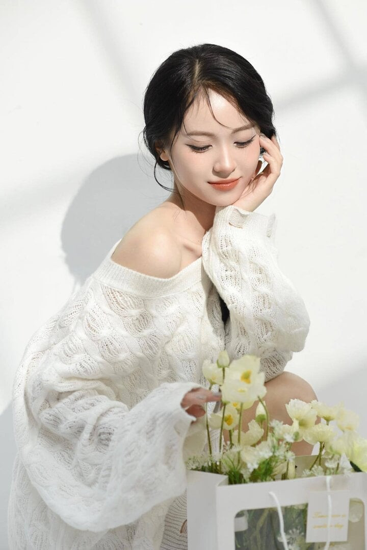 “Bố em mất từ lúc em học cấp 1, mẹ một mình nuôi em lớn. Nên em phải cố gắng hoàn thiện bản thân, có một công việc ổn định để mẹ đỡ vất vả hơn”, nữ sinh xứ Lạng chia sẻ.