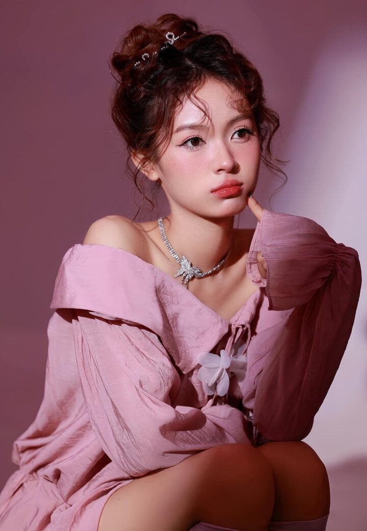 “Lúc mới vào nghề em chưa có nhiều kinh nghiệm, mọi người tìm đến em để chụp cũng ít nên em cảm thẩy áp lắm. Thậm chí có tháng em chỉ được 1 – 2 đơn vị liên hệ chụp mẫu”, Hoàng Nguyệt cho hay.