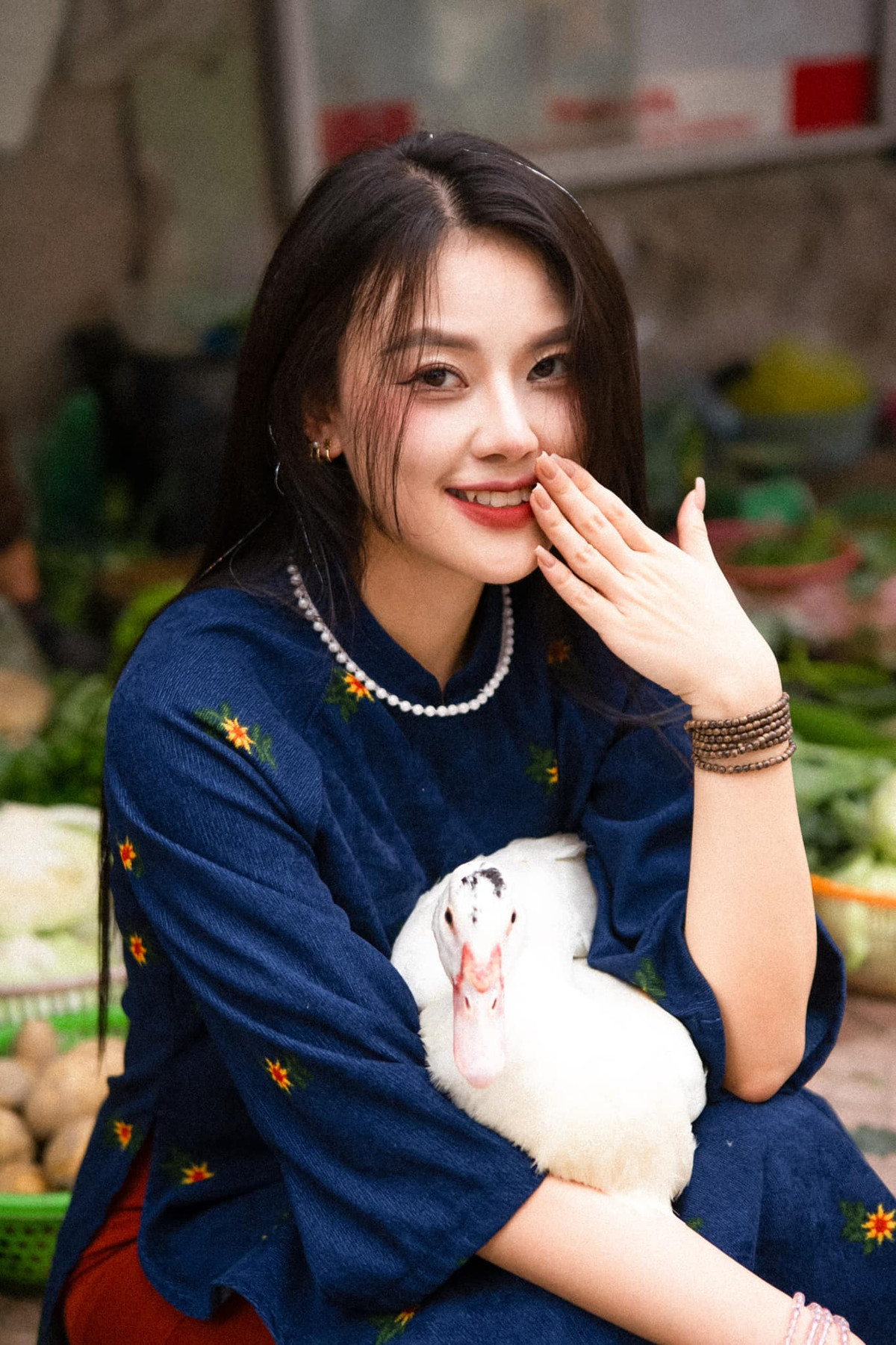 Bạn Lê Hồng Ngọc (27 tuổi, Hà Nội) người từng chụp ảnh Tết với vịt truyền kinh nghiệm, để quá trình chụp ảnh trở nên dễ dàng hơn, khi mua vịt, nên lựa thật kỹ, chọn con vịt có vẻ ngoài hiền lành, ít quấy. Ảnh: Lê Hồng Ngọc