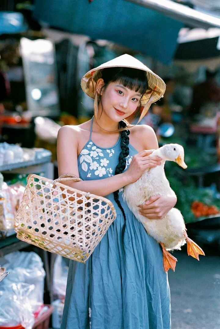 Trào lưu chụp ảnh Tết cùng vịt được đông đảo các bạn trẻ hưởng ứng đặc biệt nhiệt tình trên mạng xã hội TikTok.