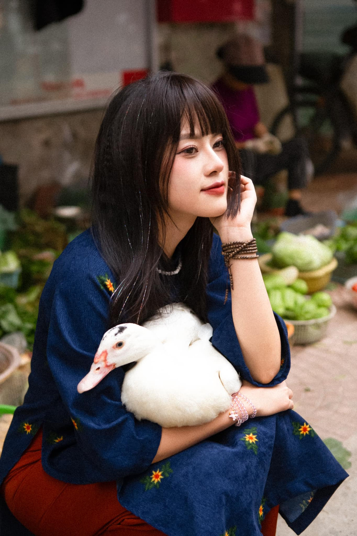 Theo tìm hiểu, người tiên phong tạo ra xu hướng chụp ảnh Tết độc lạ này dược cho là nữ nhiếp ảnh gia GenZ nổi tiếng Vũ Thụy Khuê, thường được biết đến với biệt danh là Kem. Ảnh: Lê Hồng Ngọc