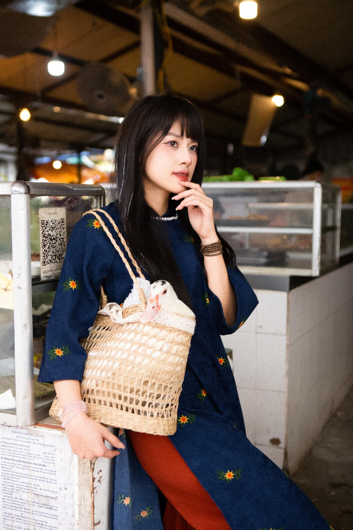 Bên cạnh đó, trước khi chụp, cần làm quen với vịt bằng cách ôm ấp, sau một thời gian vịt sẽ hợp tác tốt hơn trong việc tạo dáng để chụp ảnh. Tuy nhiên, dù chuẩn bị kỹ càng đến mấy, hãy chuẩn bị tinh thần để đối phó với tình trạng bất hợp tác của con vật, thậm chí chấp nhận "kiếp nạn" bị phân vịt dính đầy người. Ảnh: Lê Hồng Ngọc