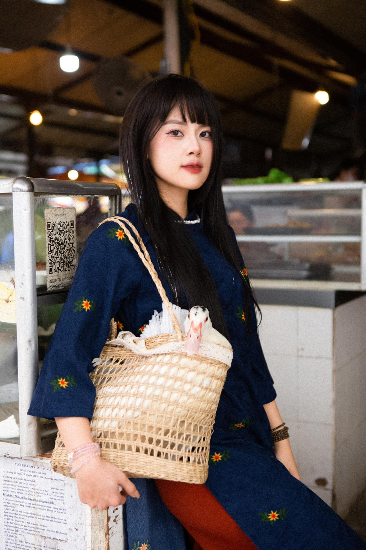 Để bộ ảnh ấn tượng, bắt mắt hơn, nhiều bạn trẻ sử dụng thêm các đạo cụ khác như giỏ tre để đựng vịt, nón lá, trái cây... Ảnh: Lê Hồng Ngọc