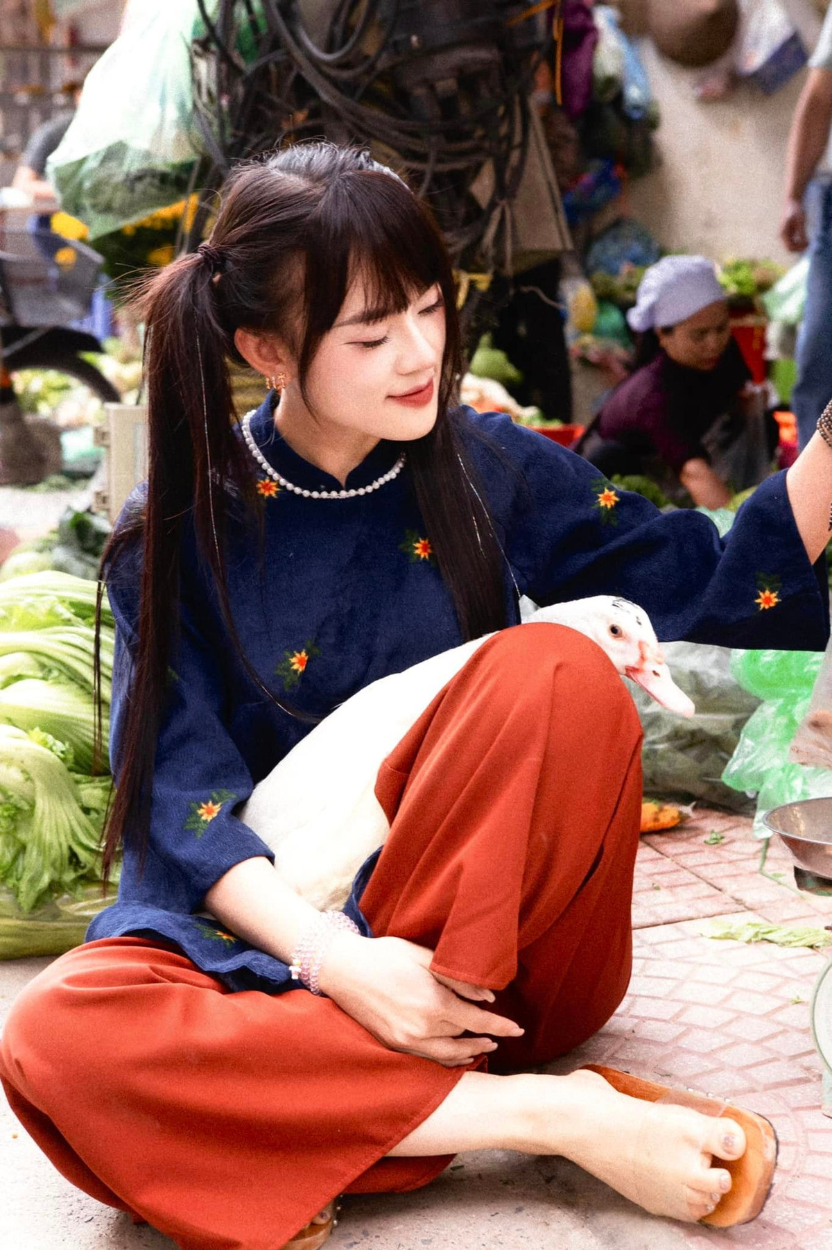 Ngay sau khi những bức ảnh với concept Tết cùng con vịt được đăng tải nhận về hàng nghìn lượt tương tác và hàng trăm lượt chia sẻ. Ngay sau đó, phong cách chụp Tết mới lạ nhưng không kém phần dễ thương này được giới trẻ rần rần hưởng ứng. Ảnh: Lê Hồng Ngọc