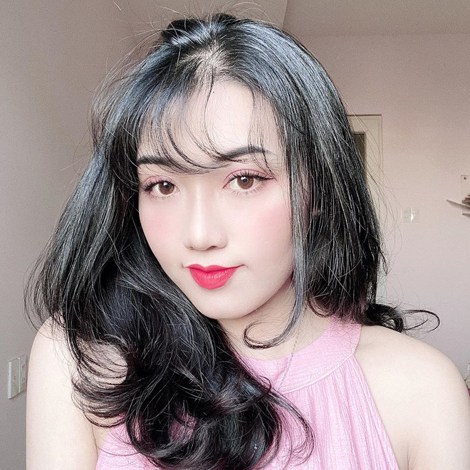 Chia sẻ về hôm gặp "nạn" của mình, Ánh Tuyết nói: "Hôm đó là 1 giờ sáng, mình đang nằm vừa bấm điện thoại vừa cắn móng tay, tự nhiên thấy mát mát, lạ lạ. Mình đưa điện thoại lên coi thử thì bay mất nửa cái răng rồi. Khổ nhất là sáng hôm sau mình phải làm từ lúc 6 giờ. Đã vậy, mình làm lễ tân khách sạn, nên nụ cười là thương hiệu cơ".