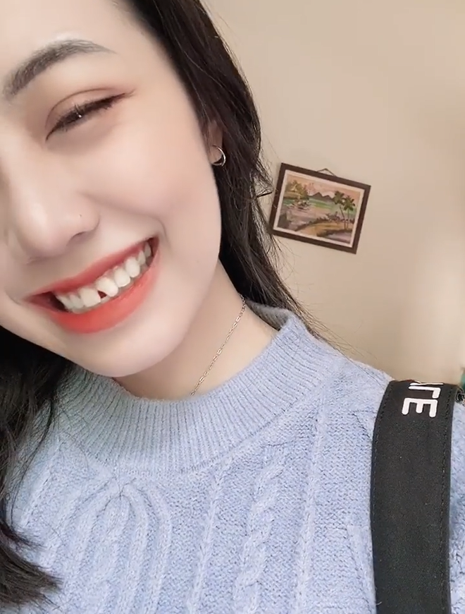 Niềm đen đủi ngày đầu năm vì tật cắn móng tay đã giúp Ánh Tuyết được cư dân mang tặng ngay cho danh hiệu "Thánh nhọ". Bên cạnh đó, nhiều người cũng không quên GATO vì dù đang là "Tuyết sứt" thì trông cô nàng vẫn cực kì tươi tắn và xinh đẹp.