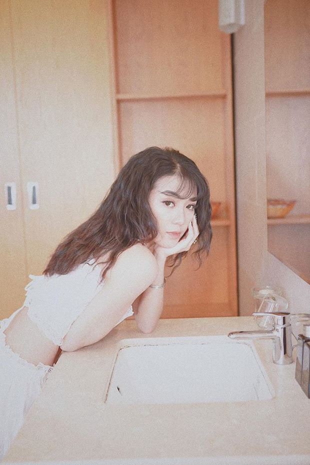 Ngoại trừ sự bất tiện trong công việc thì chiếc răng mẻ vì thói quen cắn móng tay, Ánh Tuyết cũng như những người xung quanh cô nàng khá nhiều niềm vui. Ví dụ như bố mẹ cô nàng iên tục bắt cô nàng đứng nhe răng để cười lăn cười bò, còn bạn bè ngay lập tức chế cháo cũng như trêu chọc cô.