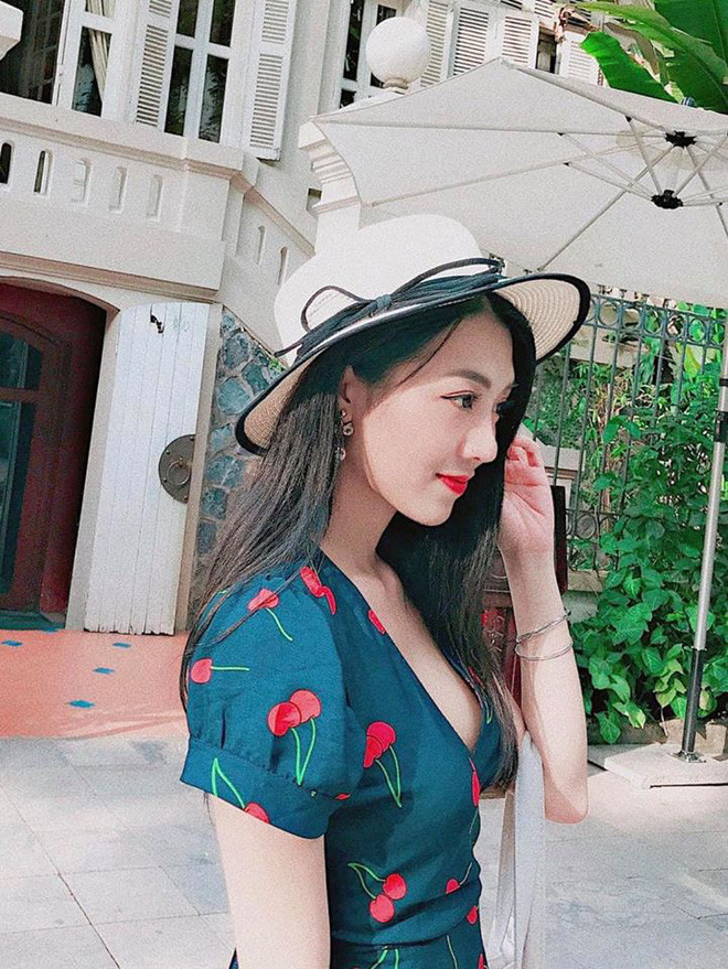 Sở hữu gương với nhiều đường nét tinh tú, đặc biệt điểm cộng trong nhan sắc của Ánh Tuyết chính là những đường cong trên cơ thể khiến cô nàng tự tin khoe ảnh trên trang cá nhân.