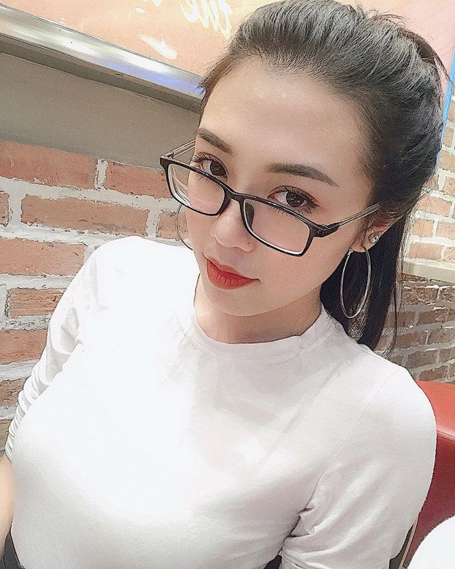 Trên trang cá nhân, Ánh Tuyết thường xuyên chia sẻ những bức ảnh đẹp không tì vết của mình. Thậm chí, nhiều người sau khi xem ảnh của "thánh nhọ" còn khuyên cô nên đổi nghề sang làm người mẫu ảnh vì rất có tiềm năng.