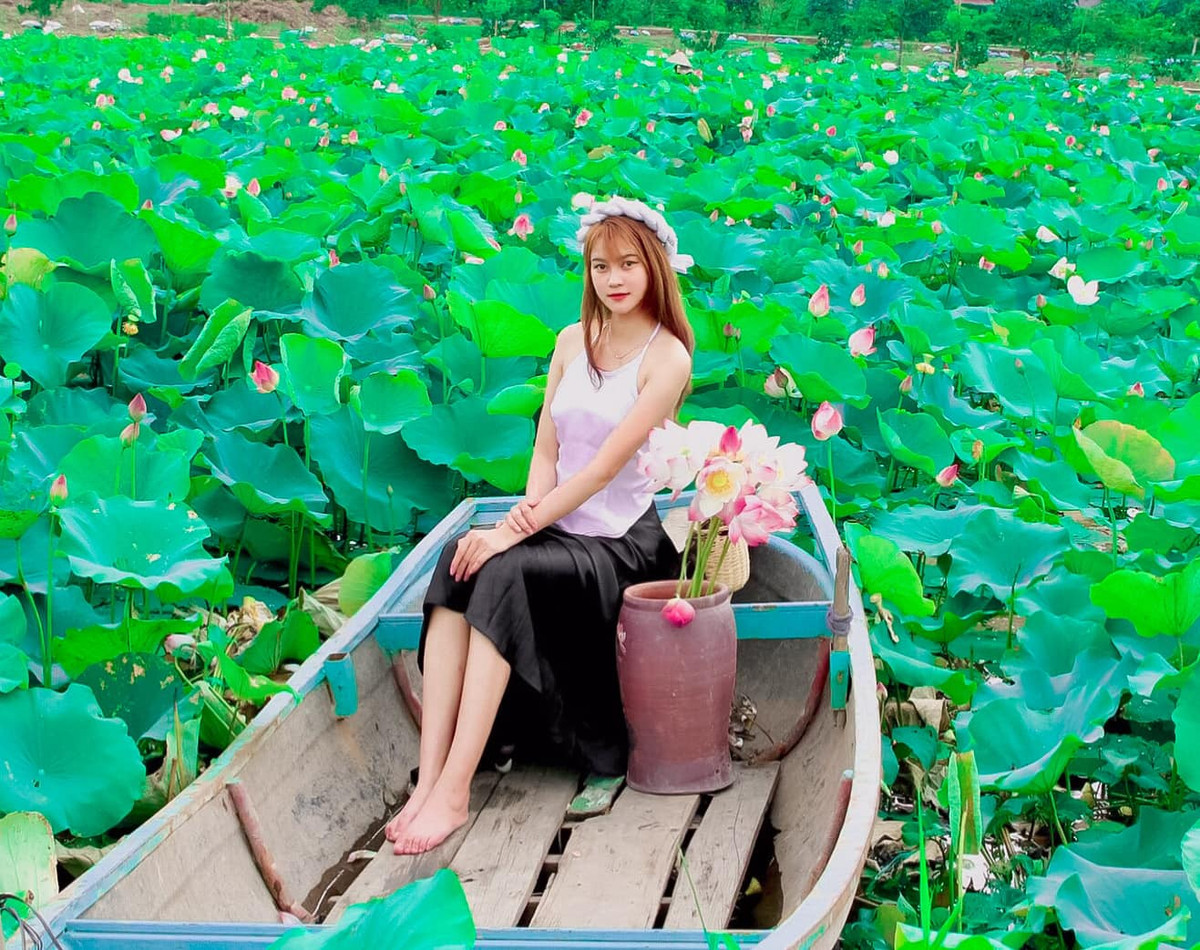 Trên mạng xã hội, Ngô Thị Hương thường xuyên khoe ảnh với body nóng bỏng, chân dài thẳng tắp.