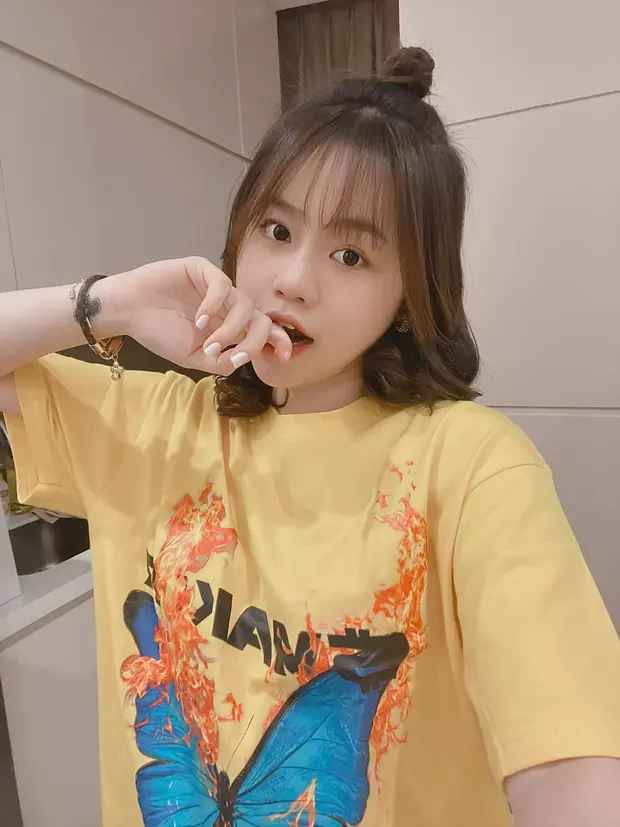 Huỳnh Anh cũng từng nhiều lần lên tiếng, khẳng định không thích bị mang ra so sánh với ai. Cô yêu Quang Hải vì con người anh chứ không phải cái mác là bạn gái cầu thủ nổi tiếng.