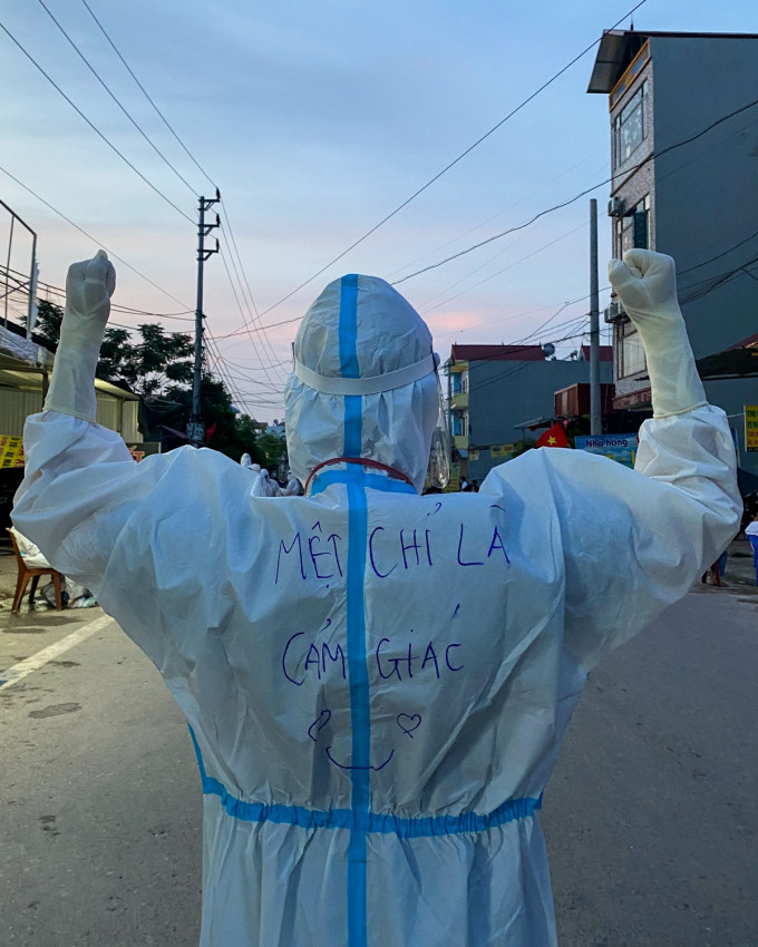 "Đa phần các cô chú, anh chị em đều tuân thủ nghiêm túc và dễ tính cả, nhưng cũng không tránh khỏi một vài trường hợp các cô chú khó chịu, bực tức với tụi em. Âu cũng là vì nhiều lúc nói chuyện khi làm nhiệm vụ tụi em phải lớn tiếng để mọi người nghe, hoặc người ta phàn nàn vì phải xếp hàng đợi lâu, hay lấy mẫu gây khó chịu này nọ". Thành Long chia sẻ.