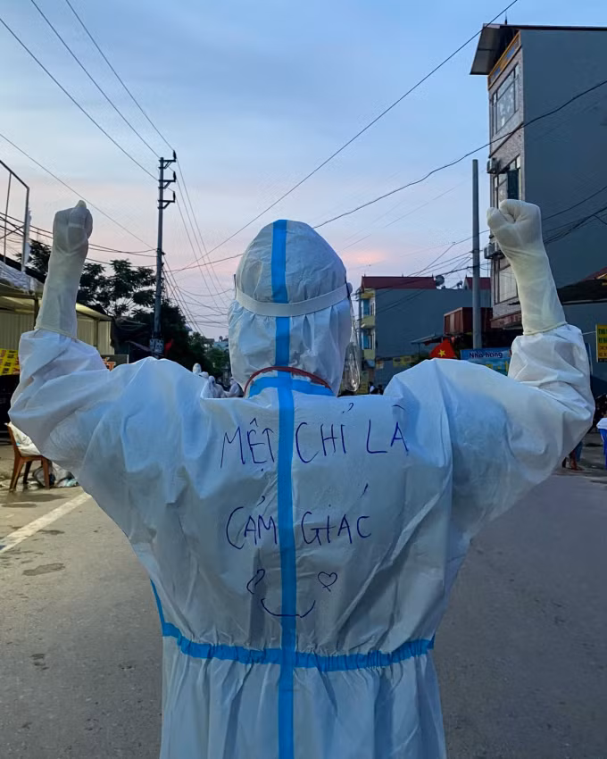 "Đa phần các cô chú, anh chị em đều tuân thủ nghiêm túc và dễ tính cả, nhưng cũng không tránh khỏi một vài trường hợp các cô chú khó chịu, bực tức với tụi em. Âu cũng là vì nhiều lúc nói chuyện khi làm nhiệm vụ tụi em phải lớn tiếng để mọi người nghe, hoặc người ta phàn nàn vì phải xếp hàng đợi lâu, hay lấy mẫu gây khó chịu này nọ". Thành Long chia sẻ.