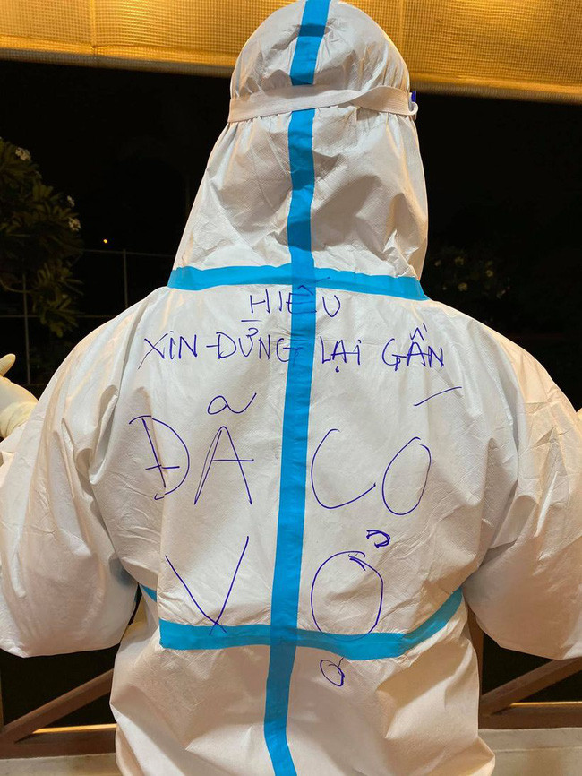 Còn với chủ nhân của bộ đồ nói trên, Thành Long cho hay anh tham gia chống dịch cùng các thành viên khác ở Đoàn phường bắt đầu từ ngày 16/7 đến nay.