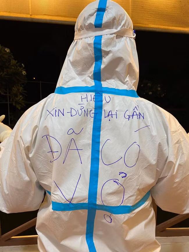 Còn với chủ nhân của bộ đồ nói trên, Thành Long cho hay anh tham gia chống dịch cùng các thành viên khác ở Đoàn phường bắt đầu từ ngày 16/7 đến nay.