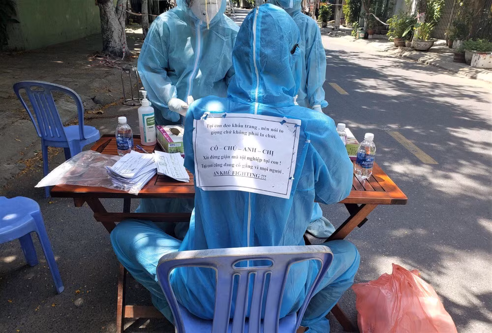 Điểm đặc biệt là trên bộ đồ bảo hộ y tế của tình nguyện viên này có một tờ giấy A4 được dán lên, nhắn nhủ đôi lời khiến bất cứ ai đọc xong cũng không khỏi mủi lòng và xúc động.