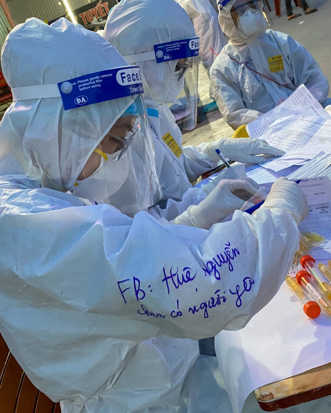 Trước đó trên MXH, không ít những thông điệp từ các tình nguyện viên, nhân viên y tế chống dịch COVID-19 cũng khiến cõi mạng phải dậy sóng.