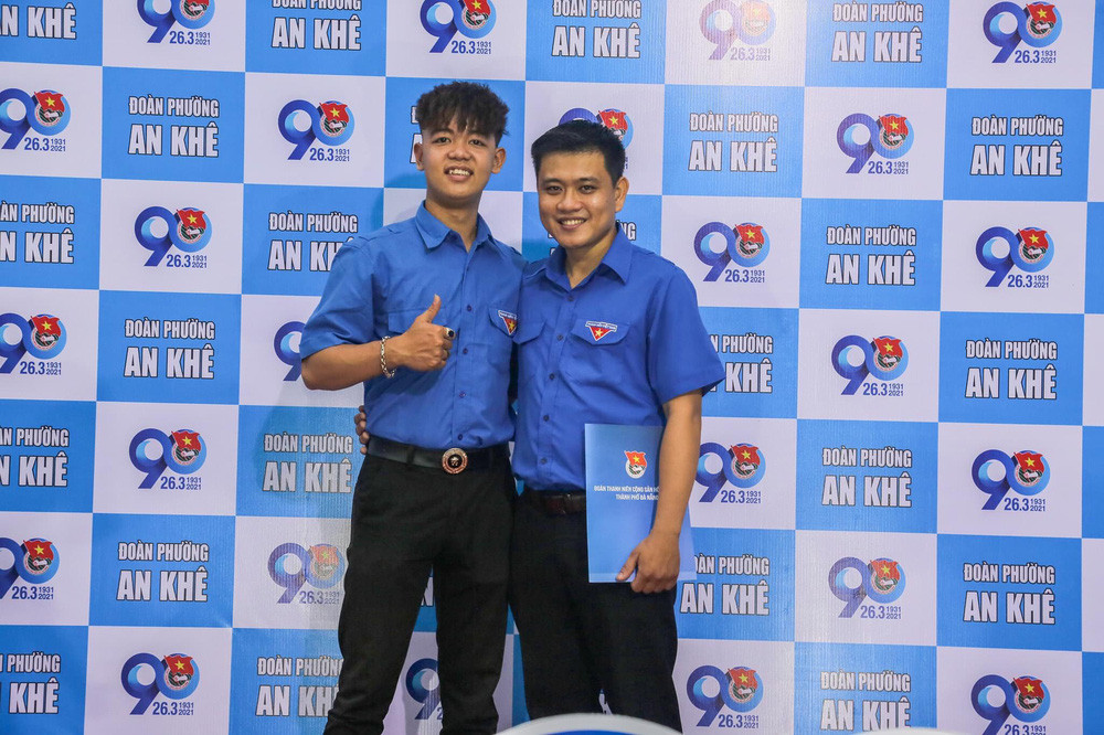 Đoàn viên Nguyễn Thành Long, 19 tuổi, quê Đà Nẵng chính là nhân vật trong bức ảnh đang "làm mưa làm gió" trên các trang mạng.