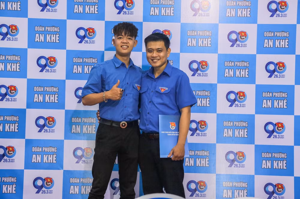 Đoàn viên Nguyễn Thành Long, 19 tuổi, quê Đà Nẵng chính là nhân vật trong bức ảnh đang "làm mưa làm gió" trên các trang mạng.