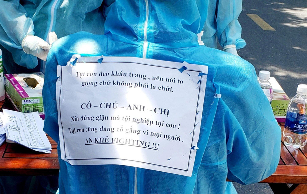 Cụ thể, dòng chữ trên bộ đồ bảo hộ y tế đó là: "Tụi con đeo khẩu trang nên nói to giọng chứ không phải la chửi. Cô – chú – anh – chị xin đừng giận mà tội nghiệp tụi con. Tụi con cũng đang cố gắng vì mọi người. An Khê Fighting!!!".