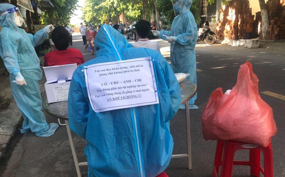 Những ngày này, mạng xã hội lan truyền bức ảnh chụp lại khoảnh khắc một tình nguyện viên tham gia lấy mẫu xét nghiệm COVID-19 ở Đà Nẵng đang mặc trên người bộ đồ bảo hộ kín mít quen thuộc.