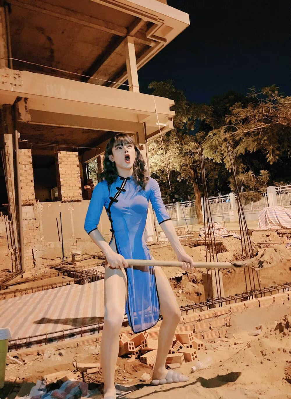 Sau khi chụp hình khoe thân ở những địa điểm không ai ngờ đến như: bãi rác, bờ kè, ngã tư,... thì vừa qua thảm họa mạng Trần Đức Bo đã tung bộ ảnh chụp ở công trường khiến dân mạng chỉ biết thở dài ngao ngán.