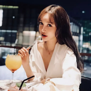 May mắn là hành trình “tân trang nhan sắc” đã thành công ngoài mong đợi, Aby trở nên xinh đẹp, thần thái hút hồn người đối diện.