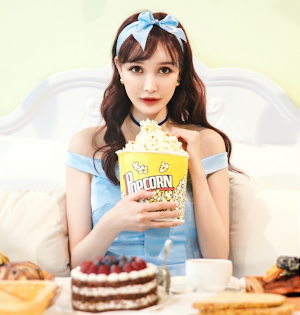 Nhờ có mẹ hậu thuẫn, từ lúc 14 tuổi Aby đã có những lần tiểu phẫu đầu tiên sau đó thì bị nghiện phẫu thuật thẩm mỹ.