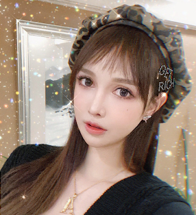 Lý do Aby bước chân vào con đường phẫu thuật, làm đẹp sớm đến như vậy một phần cũng là vì mẹ của cô. Bà bị ám ảnh bởi sự không hoàn hảo, luôn muốn mình phải đẹp mọi lúc mọi nơi bằng bất cứ giá nào, và bản thân bà cũng đã nhiều lần phẫu thuật để có được vẻ đẹp đó.